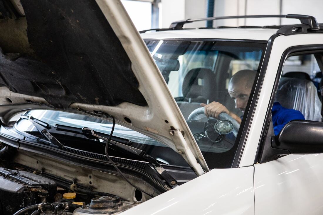 Inspection d’une voiture d’occasion